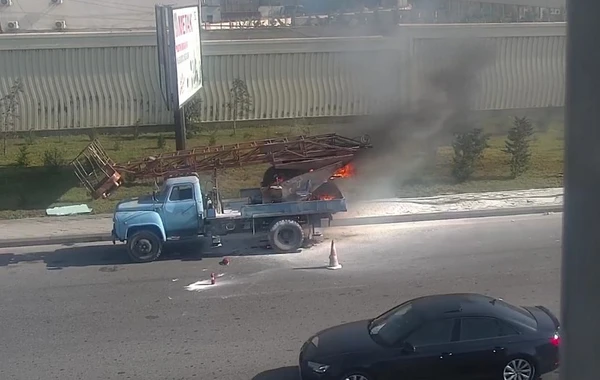 В Баку загорелся кран, на дороге образовалась пробка