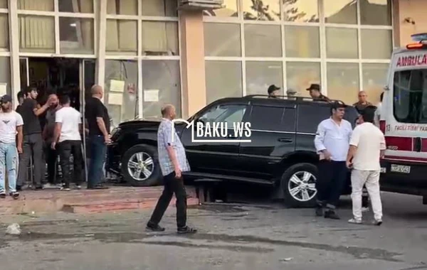 Bakıda qadın sürücünün idarə etdiyi Land Cruiser marketə girdi - VİDEO