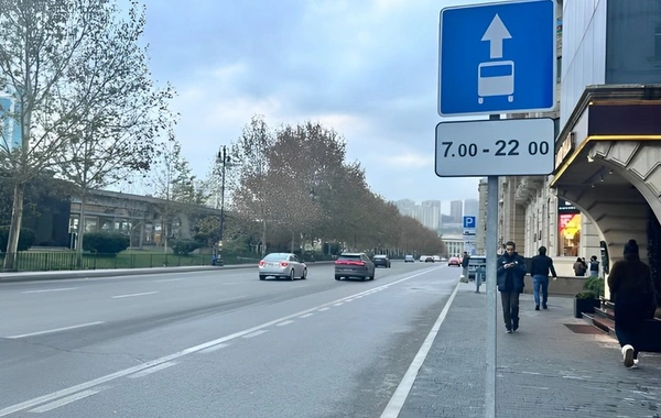 Bakıda avtobus zolağının qüvvədə olma vaxtını bildirən yol nişanlarının quraşdırılmasına başlanılıb