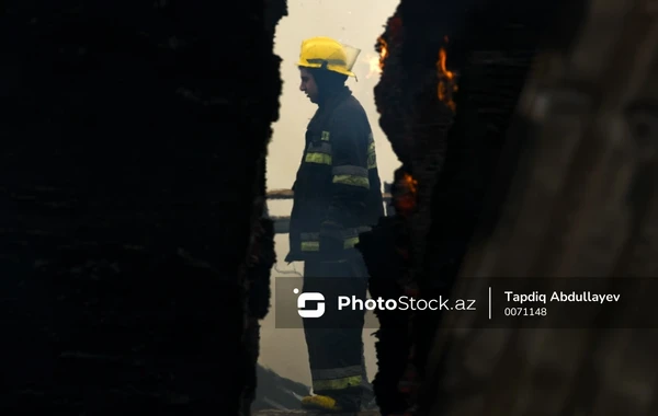 Сильный пожар в торговом центре в Азербайджане