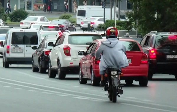 Yollarda moped problemi: Ekspertlər həll yolu təklif edirlər