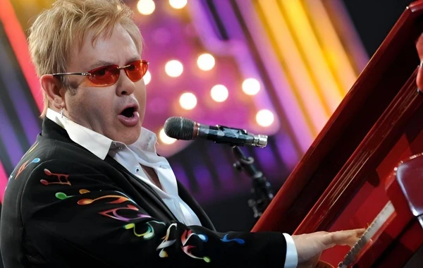 Elton Con kor ola bilər