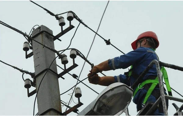 Salyanda elektrik şəbəkəsinin əməkdaşını cərəyan vurub