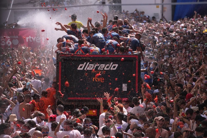 Pomidor döyüşü festivalından RƏNGARƏNG GÖRÜNTÜLƏR