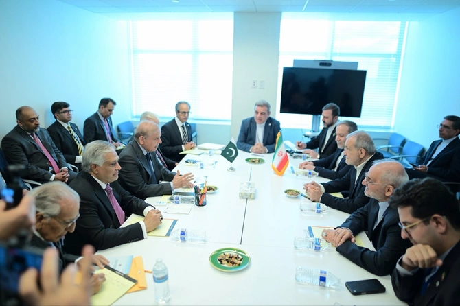 Şahbaz Şərif və Məsud Pezeşkian regional vəziyyəti müzakirə ediblər
