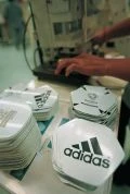 Как Adidas делает футбольные мячи (41 фото)