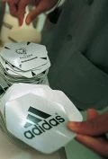 Как Adidas делает футбольные мячи (41 фото)