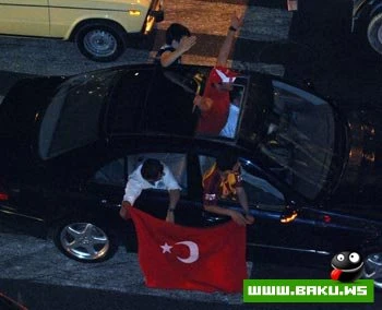 Turkiye yarım finalda - Bakıda gece partlayışı !