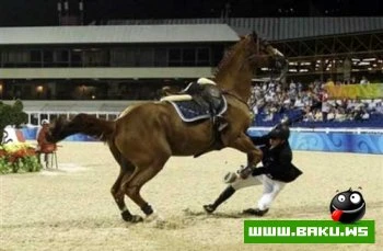 Азербайджанский наездник Джамал Рагимов упал с лошади