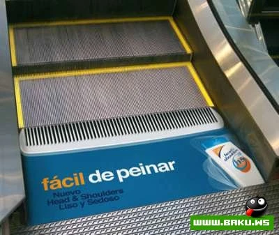 Eskalator uzerinde reklamlar