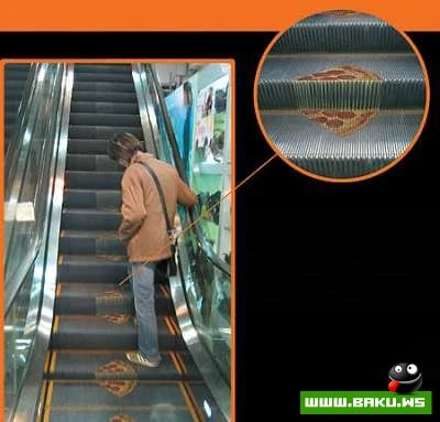 Eskalator uzerinde reklamlar