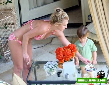 Britney Spears uşağına verdiyi oyuncaq
