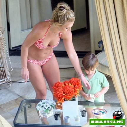 Britney Spears uşağına verdiyi oyuncaq