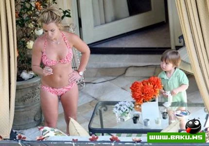 Britney Spears uşağına verdiyi oyuncaq