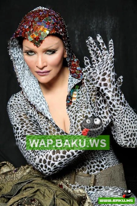 Певица Хумар Гадимова в образе ящерицы