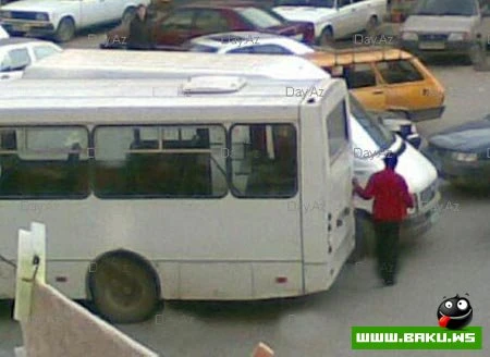 На дорогах в Баку два автобуса сошлись лоб в лоб