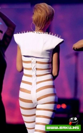 Забавный костюмчик у Rihanna