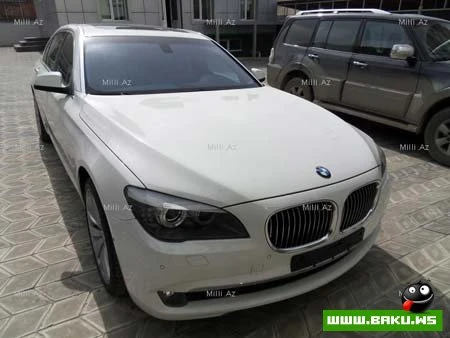 Namiq Qaraçuxurlu Aygün Kazımovaya bahalı avtomobil bağışladı