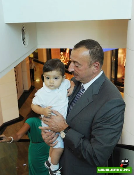 İlham Əliyev “Park Bulvar” ticarət və istirahət mərkəzinin açılışında iştirak etmişdir.