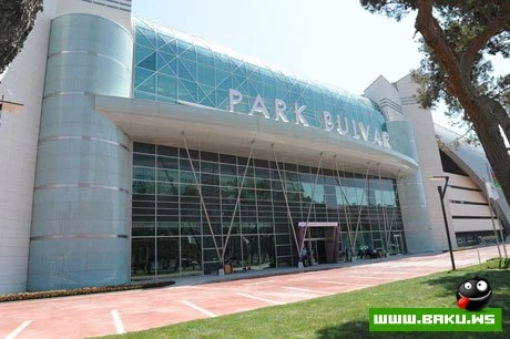 İlham Əliyev “Park Bulvar” ticarət və istirahət mərkəzinin açılışında iştirak etmişdir.