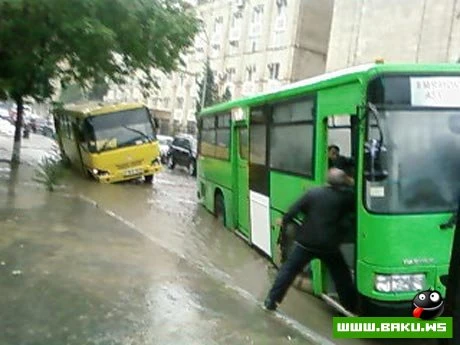 Avtobuslar şəhərin mərkəzində batdı