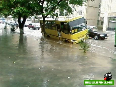 Avtobuslar şəhərin mərkəzində batdı