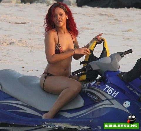 Rihanna qış tətilini çimməklə keçirir – FOTO