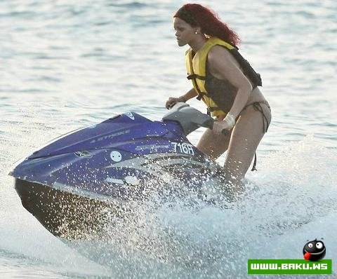 Rihanna qış tətilini çimməklə keçirir – FOTO