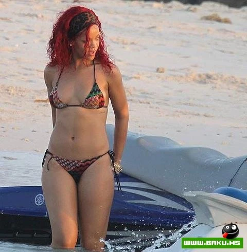 Rihanna qış tətilini çimməklə keçirir – FOTO