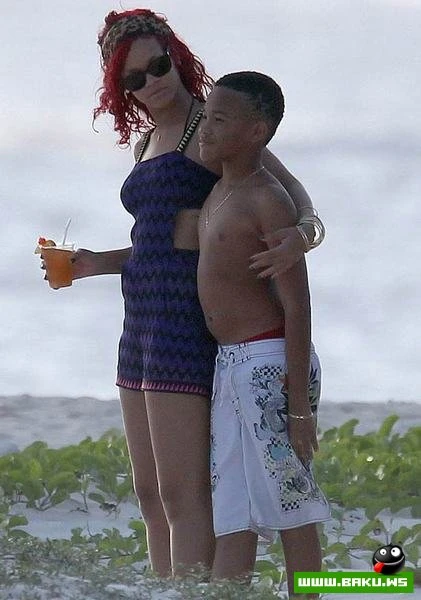 Rihanna qış tətilini çimməklə keçirir – FOTO