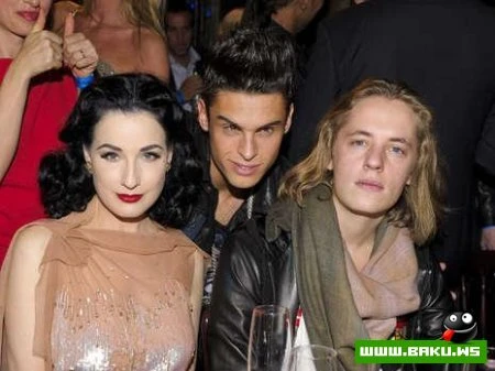 Mesut Özilin keçmiş sevgilisi qucaqlarda gəzir - FOTO