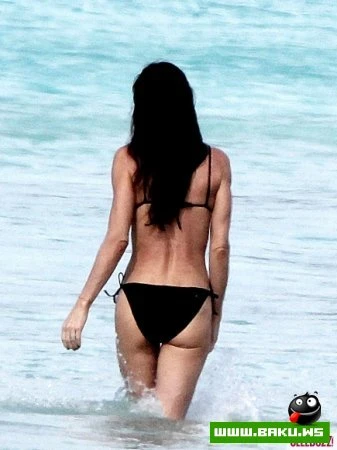 47 yaşlı Demi Mur çimərlikdə – FOTOSESSİYA
