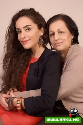 Şou-biznes nümayəndələri anaları və övladları ilə birlikdə
