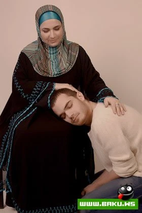 Şou-biznes nümayəndələri anaları və övladları ilə birlikdə