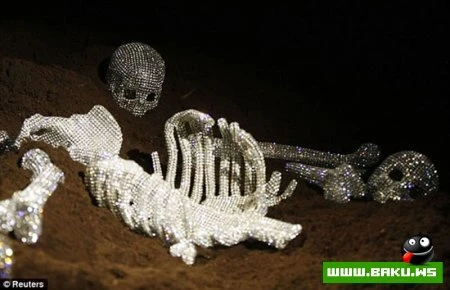 Автомат Калашникова и человеческий скелет… в стразах Swarovski - ФОТО