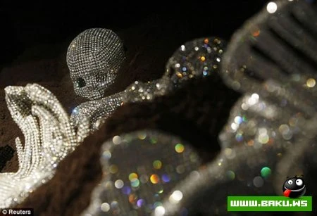 Автомат Калашникова и человеческий скелет… в стразах Swarovski - ФОТО