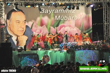 Праздничный концерт и грандиозный фейерверк в Баку - ФОТО