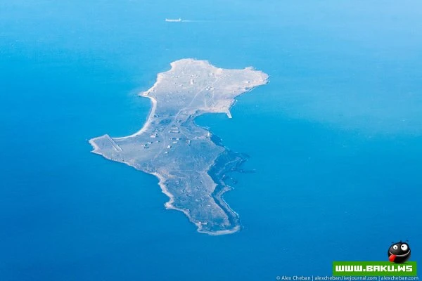 Под крылом самолета - Баку.
