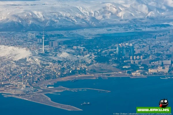 Под крылом самолета - Баку.