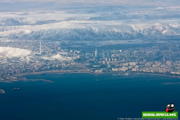 Под крылом самолета - Баку. Под крылом самолета - Баку.