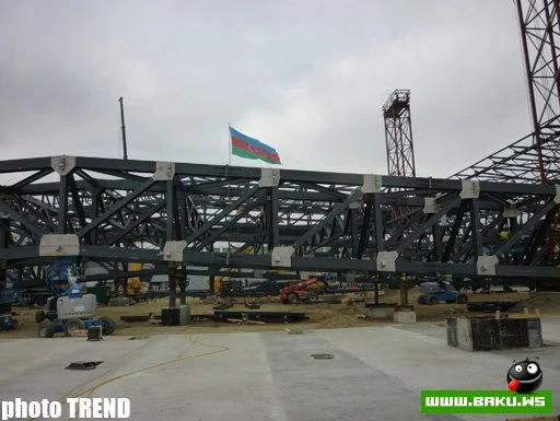 В Баку завершилась установка крыши в комплексе, где может пройти 