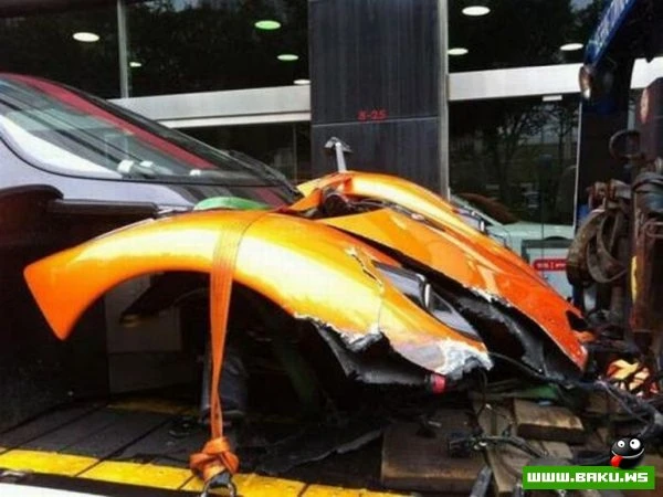 Pagani Zonda F разбили в Гонконге (10 фото)
