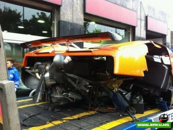 Pagani Zonda F разбили в Гонконге (10 фото)