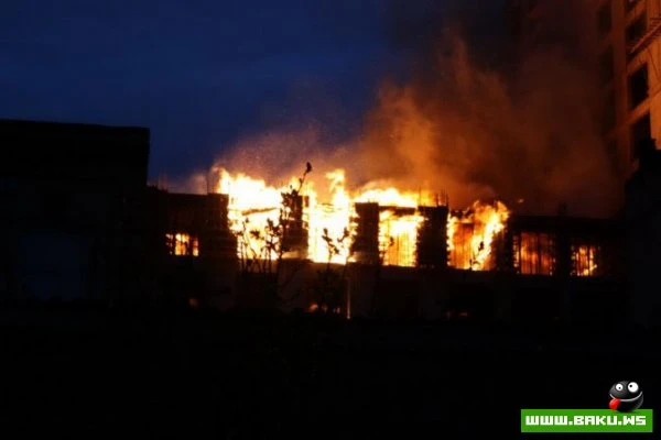 В центре Баку горит строящееся здание [фото+видео]