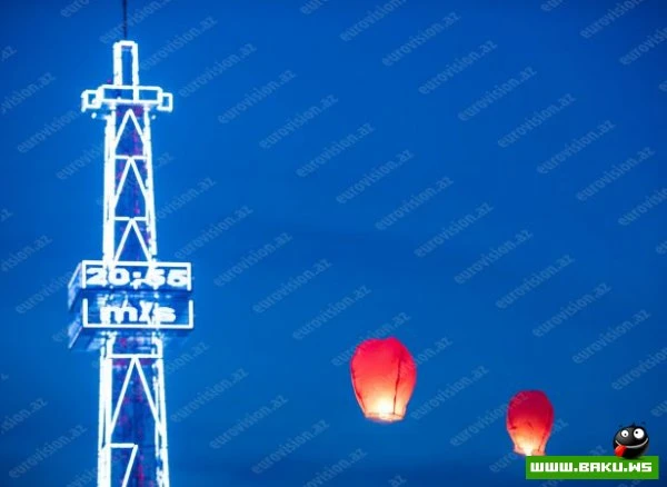 Светящиеся воздушные фонари осветили ночной Бакинский бульвар