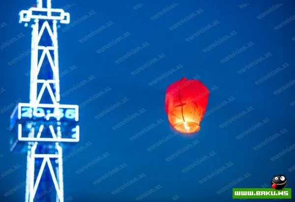 Светящиеся воздушные фонари осветили ночной Бакинский бульвар