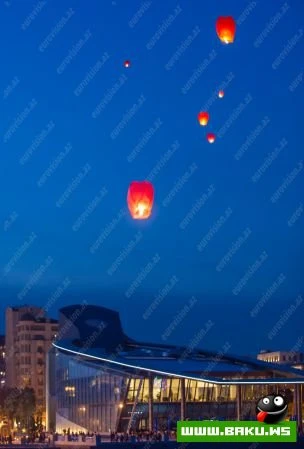 Светящиеся воздушные фонари осветили ночной Бакинский бульвар