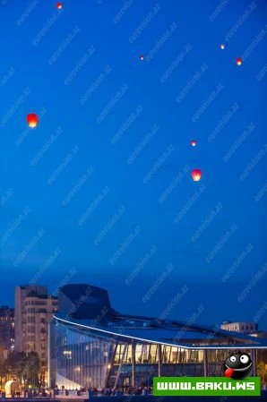 Светящиеся воздушные фонари осветили ночной Бакинский бульвар