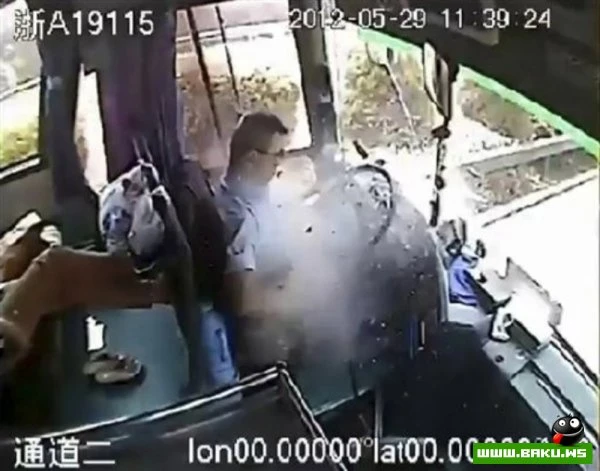 Смертельно раненный водитель спас 24 пассажира [видео]