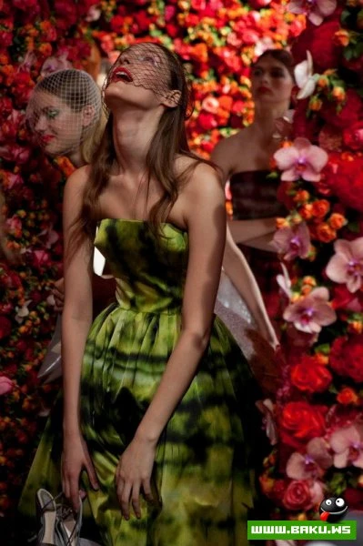 Миллион цветов на шоу Christian Dior